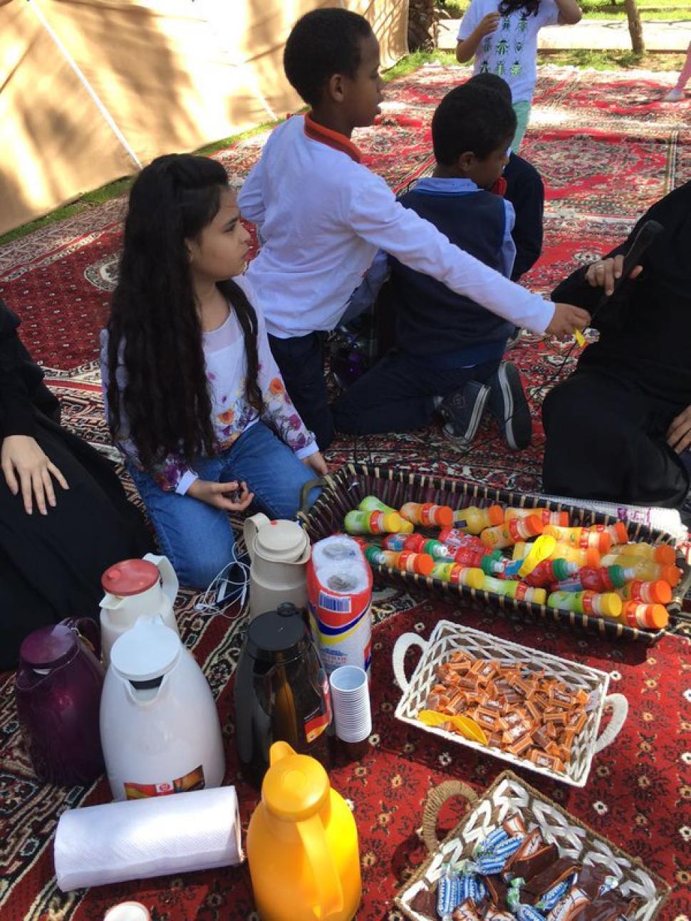 مسنات وأطفال حضانة أبها في نزهة جماعية برية بإحدى حدائقها