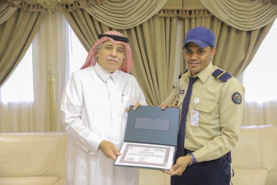 معالي الوزير يُكرم حارسيّ أمن فرع الوزارة بالرياض لحرصهما وتفانيهما في عملهما.