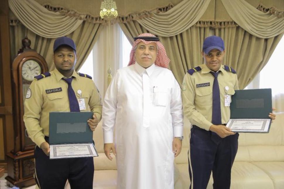 معالي الوزير يُكرم حارسيّ أمن فرع الوزارة بالرياض لحرصهما وتفانيهما في عملهما.