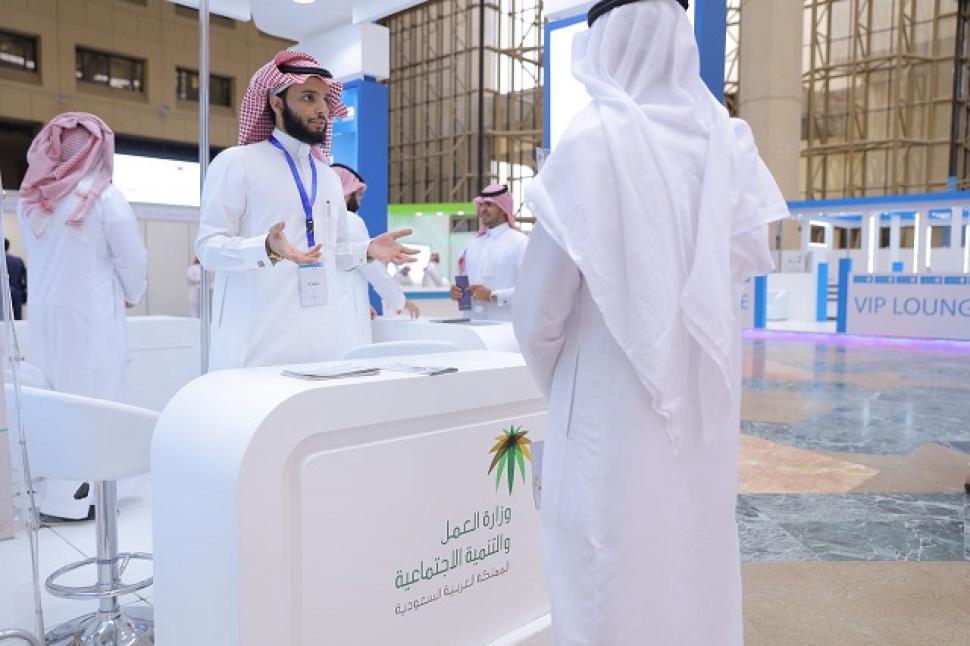 العمل والتنمية الاجتماعية و"هدف" يستعرضان برامج الدعم والتدريب والتوظيف أمام زوار أسبوع المهنة بجامعة الملك سعود العمل والتنمية الاجتماعية و"هدف" يستعرضان برامج الدعم والتدريب والتوظيف أمام زوار أسبوع المهنة بجامعة الملك سعود