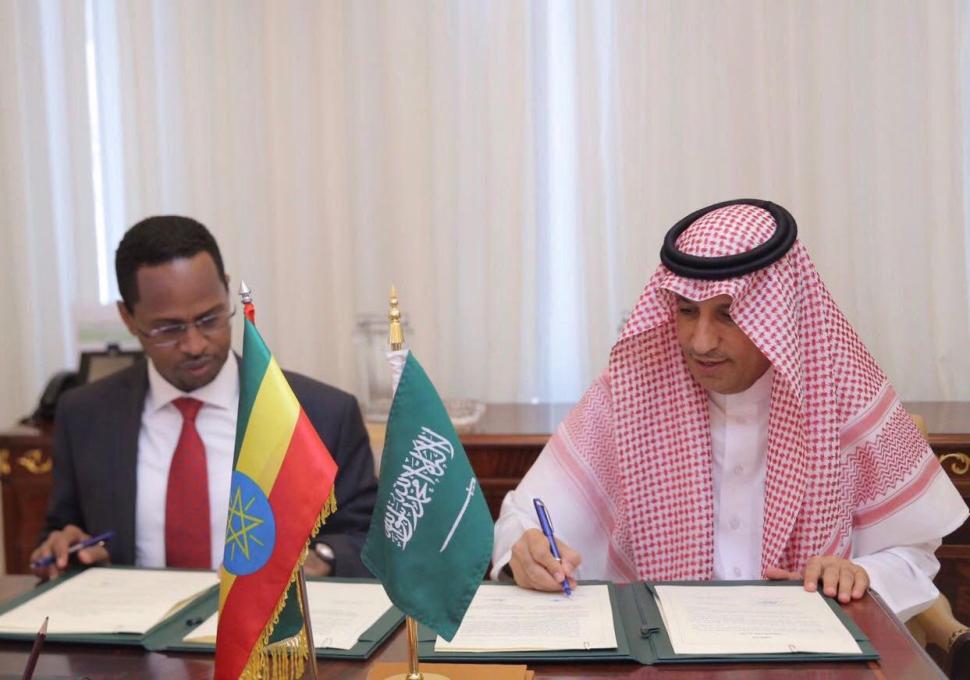 د. علي الغفيص يوقع اتفاقية مع وزير العمل الإثيوبي لاستقدام العمالة المنزلية المدربة واللائقة طبياً والمعتمدة رسمياً من المكاتب المرخصة د. علي الغفيص يوقع اتفاقية مع وزير العمل الإثيوبي لاستقدام العمالة المنزلية المدربة واللائقة طبياً والمعتمدة رسمياً من المكاتب المرخصة