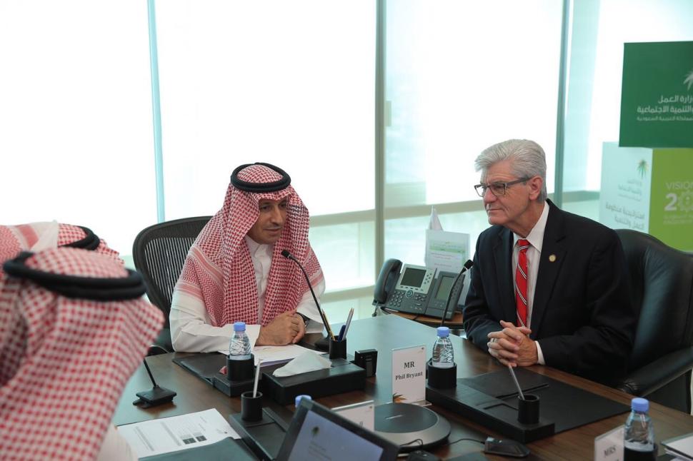 وزير العمل والتنمية الاجتماعية يبحث مع حاكم ولاية مسيسيبي الأمريكية التعاون الثنائي في مجالات العمل والتنمية الاجتماعية وزير العمل والتنمية الاجتماعية يبحث مع حاكم ولاية مسيسيبي الأمريكية التعاون الثنائي في مجالات العمل والتنمية الاجتماعية