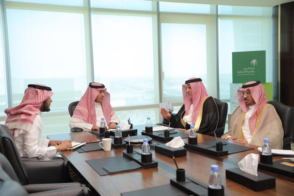 وزير العمل والتنمية الاجتماعية يبحث مع رئيس مجلس إدارة جمعية ذوي شهداء الواجب مسارات التوظيف والتدريب لأبناء الشهداء وتهيئتهم إلى سوق العمل وزير العمل والتنمية الاجتماعية يبحث مع رئيس مجلس إدارة جمعية ذوي شهداء الواجب مسارات التوظيف والتدريب لأبناء الشهداء وتهيئتهم إلى سوق العمل