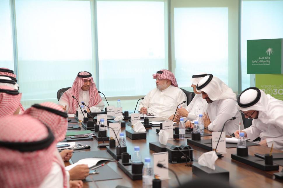 د.الغفيص يلتقي ملاك المجمعات التجارية ومراكز التجزئة ويثمن مبادرتهم بإنشاء مراكز للتدريب منتهية بالتوظيف المباشر للسعوديين والسعوديات د.الغفيص يلتقي ملاك المجمعات التجارية ومراكز التجزئة ويثمن مبادرتهم بإنشاء مراكز للتدريب منتهية بالتوظيف المباشر للسعوديين والسعوديات