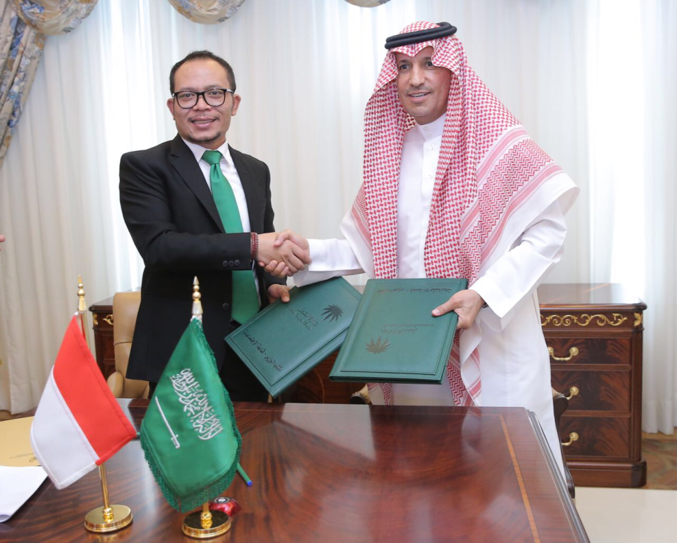وزير العمل والتنمية الاجتماعية يوقع مع وزير القوى العاملة والهجرة الإندونيسي محضر استقدام العمالة المنزلية وزير العمل والتنمية الاجتماعية يوقع مع وزير القوى العاملة والهجرة الإندونيسي محضر استقدام العمالة المنزلية