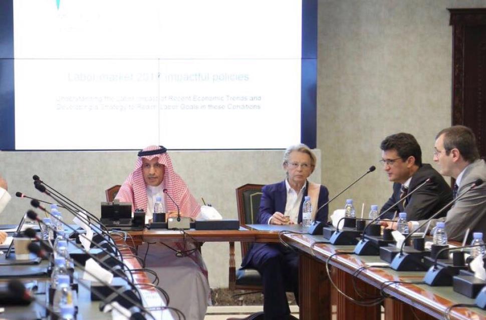 وزير العمل والتنمية الاجتماعية يلتقي رئيسة بعثة العلاقات مع شبه الجزيرة العربية في البرلمان الأوروبي وزير العمل والتنمية الاجتماعية يلتقي رئيسة بعثة العلاقات مع شبه الجزيرة العربية في البرلمان الأوروبي