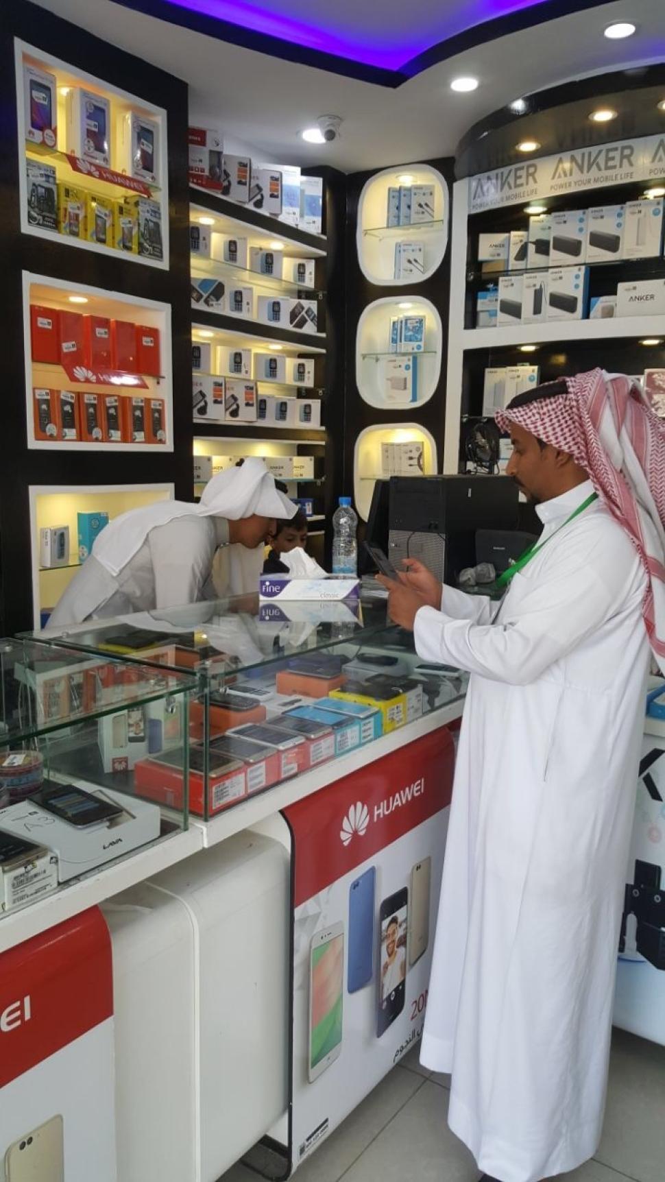 "العمل والتنمية الاجتماعية": فرق التفتيش تضبط 5520 مخالفة لقرار توطين قطاع الاتصالات عبر 13 ألف زيارة ميدانية منذ بداية 2017 "العمل والتنمية الاجتماعية": فرق التفتيش تضبط 5520 مخالفة لقرار توطين قطاع الاتصالات عبر 13 ألف زيارة ميدانية منذ بداية 2017