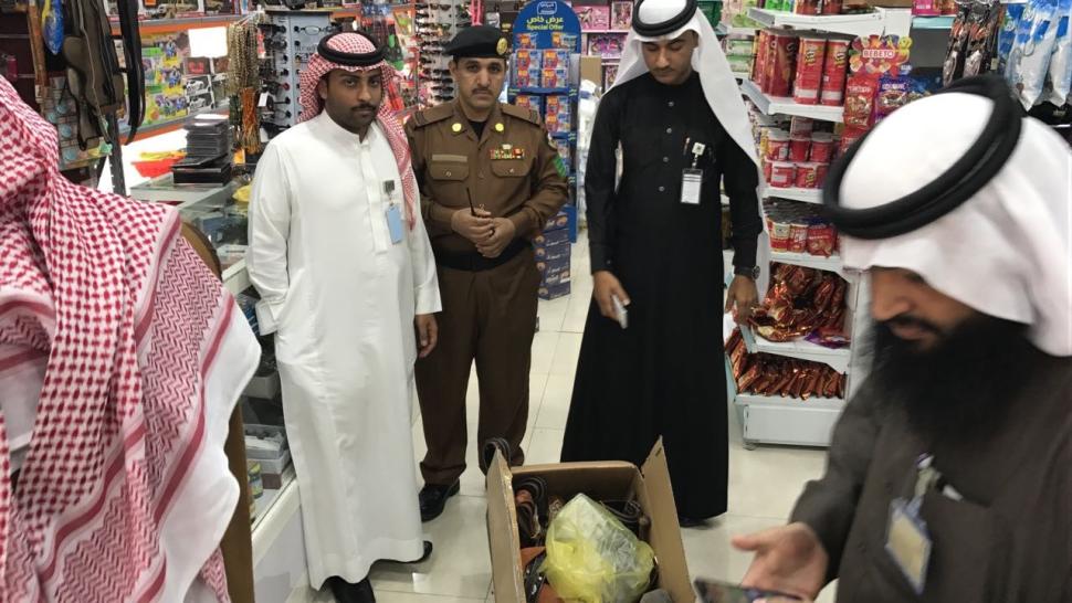 خلال أسبوع.. 1243 جولة تفتيشية لـ "العمل والتنمية الاجتماعية" تضبط 1021 مخالفة لنظام الإقامة والعمل في 5 مناطق ضمن حملة "وطن بلا مخالف" خلال أسبوع.. 1243 جولة تفتيشية لـ "العمل والتنمية الاجتماعية" تضبط 1021 مخالفة لنظام الإقامة والعمل في 5 مناطق ضمن حملة "وطن بلا مخالف"