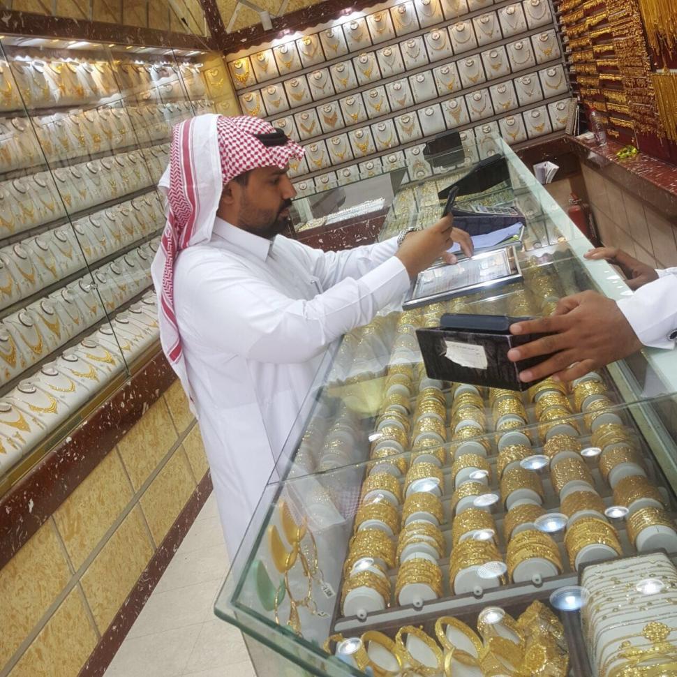 15 ألف جولة تفتيشية مشتركة على محال الذهب والمجوهرات في مختلف المناطق تكشف عن ضبط 612 مخالفة لقرار "التوطين" 15 ألف جولة تفتيشية مشتركة على محال الذهب والمجوهرات في مختلف المناطق تكشف عن ضبط 612 مخالفة لقرار "التوطين"