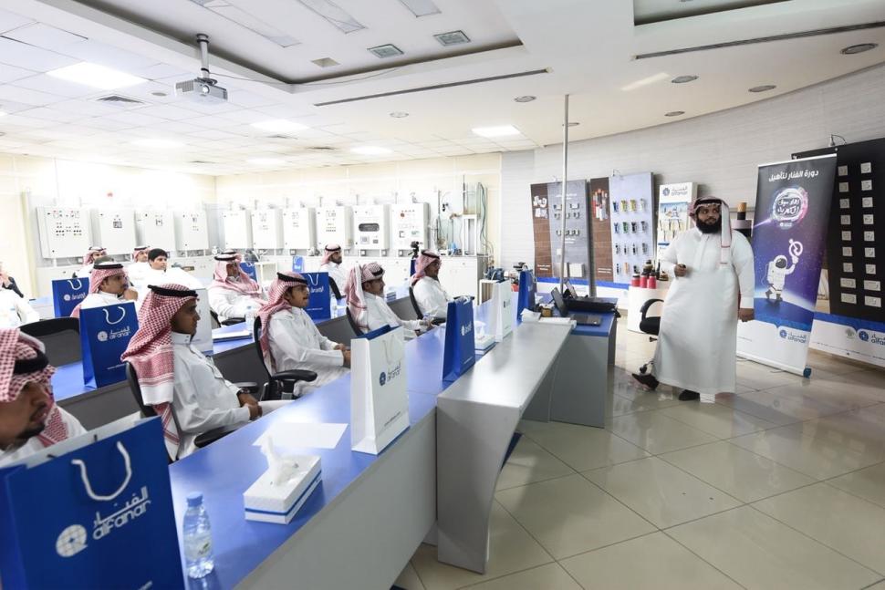 وزارة العمل والتنمية الاجتماعية وشركة الفنار يدشنان برنامج (رواد سوق الكهرباء) وزارة العمل والتنمية الاجتماعية وشركة الفنار يدشنان برنامج (رواد سوق الكهرباء)
