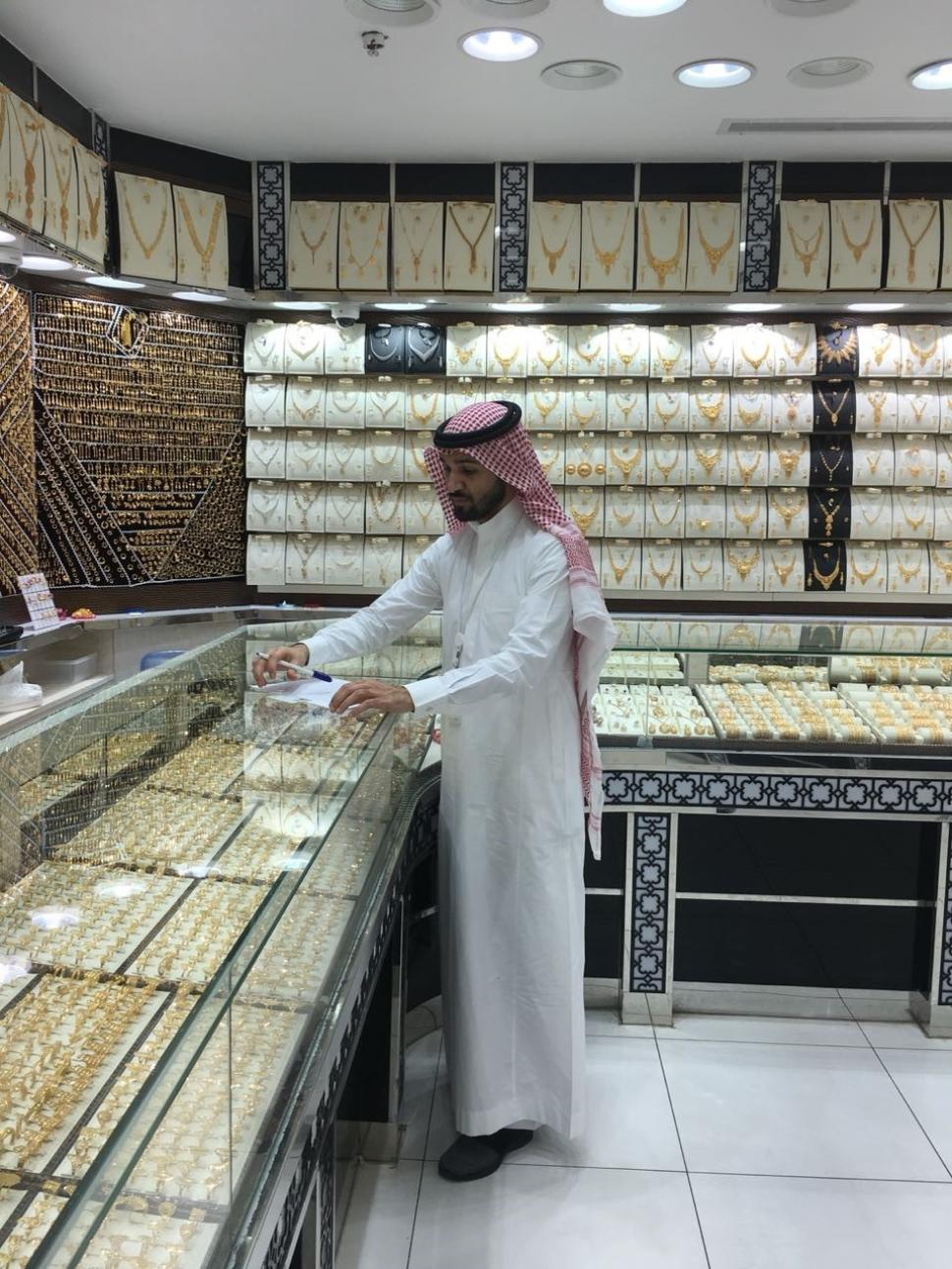 "العمل والتنمية الاجتماعية" تنفّذ 27 ألف جولة تفتيشية على قطاع الذهب والمجوهرات وتضبط 1111 مخالفة لقرار التوطين "العمل والتنمية الاجتماعية" تنفّذ 27 ألف جولة تفتيشية على قطاع الذهب والمجوهرات وتضبط 1111 مخالفة لقرار التوطين