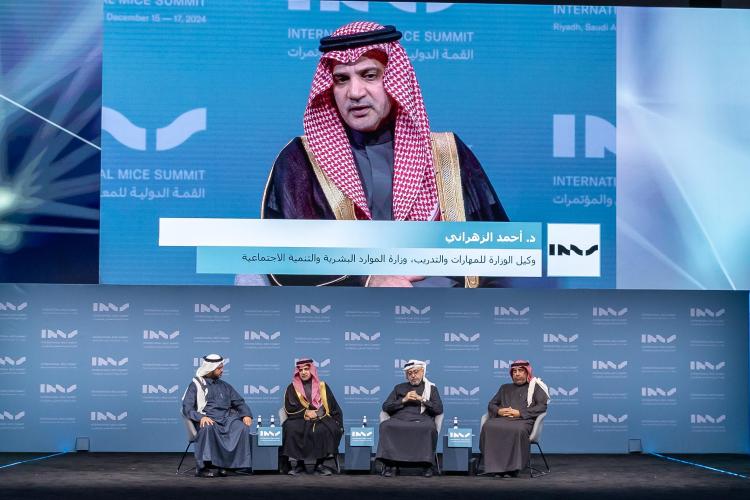 وكيل المهارات والتدريب الدكتور أحمد الزهراني خلال المشاركة في القمة الدولية للمعارض والمؤتمرات