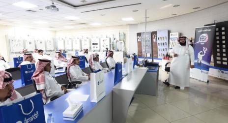وزارة العمل والتنمية الاجتماعية وشركة الفنار يدشنان برنامج (رواد سوق الكهرباء)