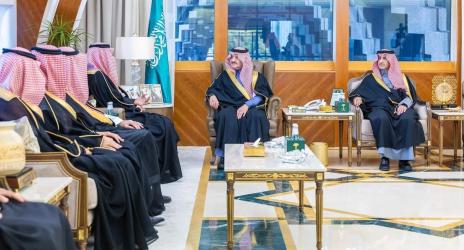 أمير المنطقة الشرقية يستقبل وزير الموارد البشرية والتنمية الاجتماعية وعدد من القيادات بالوزارة