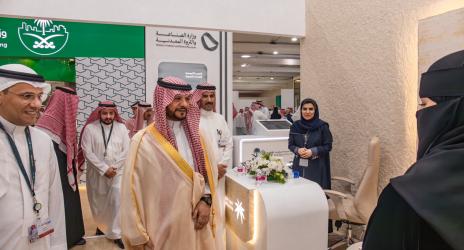معالي مساعد وزير الموارد البشرية والتنمية الاجتماعية الأستاذ إسماعيل بن سعيد الغامدي خلال زيارة جناح الوزارة المشارك في مؤتمر الأطراف السادس عشر