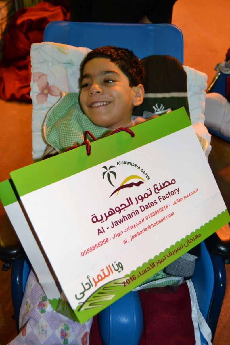 مقيمات مركز التأهيل الشامل للإناث بالأحساء يزورون مهرجان "ويا التمر أحلى"