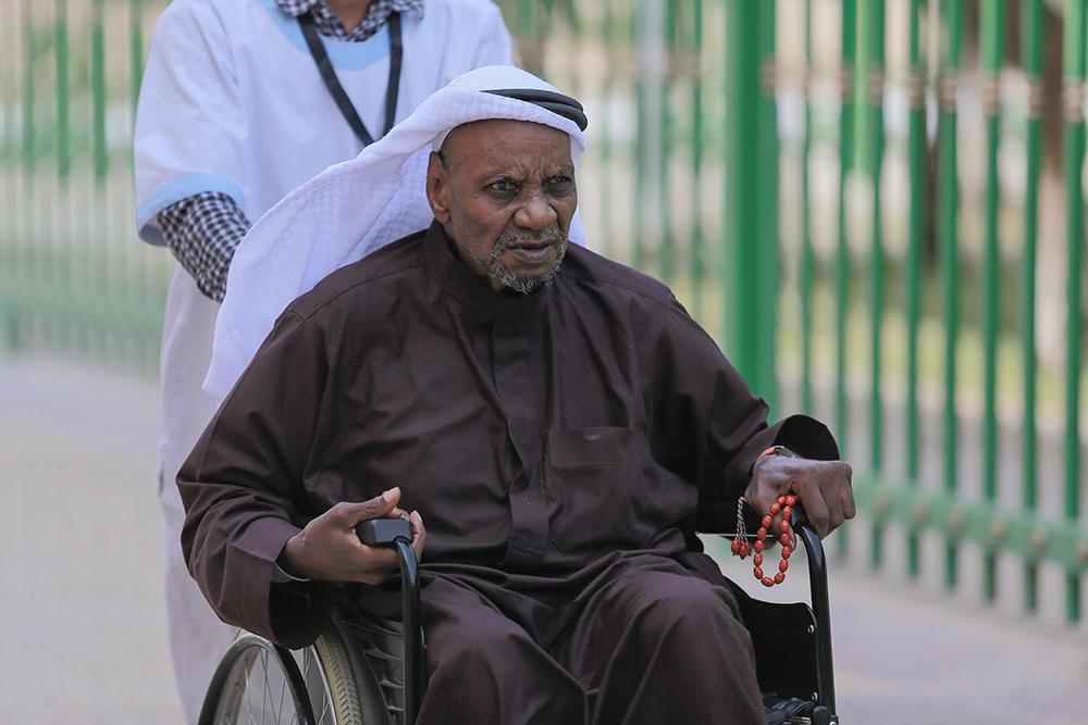 مسن بدار الرعاية الاجتماعية بالرياض عادت له حاسة الإبصار بعد أن فقدها لمدة ٩ سنوات