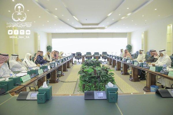 وزير #الشؤون_الاجتماعية وفريق عمله يلتقون معالي رئيس هيئة حقوق الإنسان ومعاونيه لتعزيز الشراكة والتعاون.