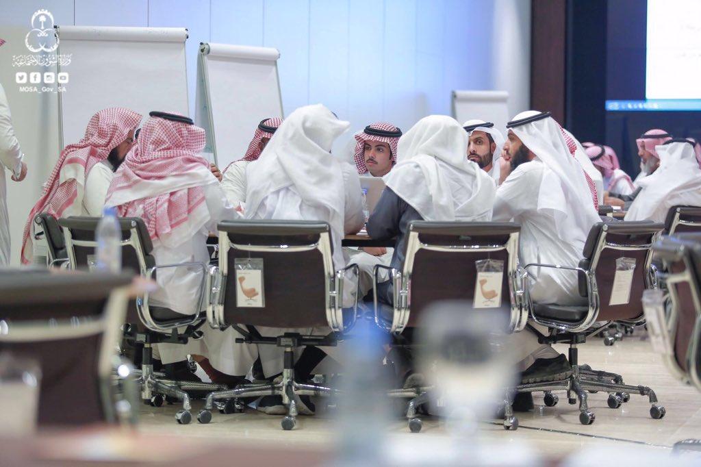 معالي الدكتور ماجد القصبي يشارك بورشة عمل لائحة الصناديق العائلية بحضور مختصين وقانونيين.