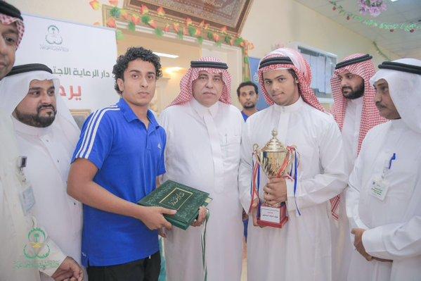 معالي الوزير يكرم الابن نايف الرحيلي من مركز تأهيل #جازان لحصوله على المركز الأول في ألعاب القوى بجازان.