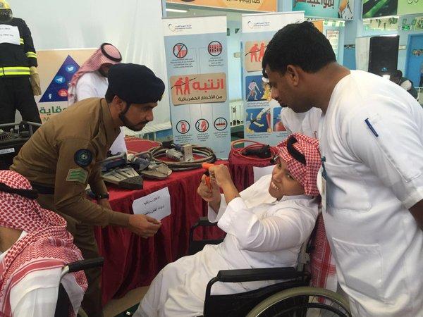 بالصور، مركز التاهيل الشامل بـ #الوجه يشارك باليوم العالمي للدفاع المدني المقام بمدرسة سعيد بن جبير.