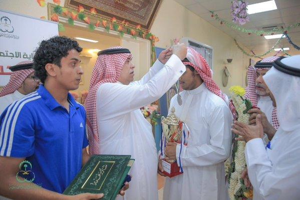 معالي الوزير يكرم الابن نايف الرحيلي من مركز تأهيل #جازان لحصوله على المركز الأول في ألعاب القوى بجازان.