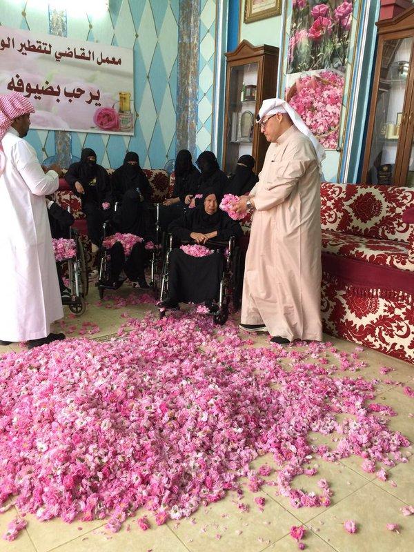 أمهاتنا بدار الرعاية بـ #الطائف في زيارة لمصنع القاضي للورد الطائفي.