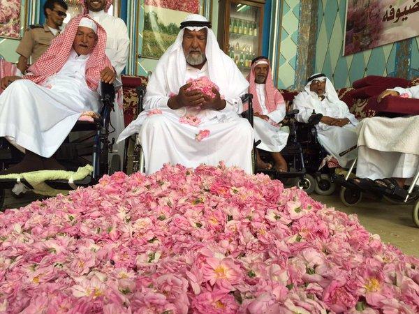 أباؤنا بدار الرعاية بـ #الطائف في زيارة لمصنع القاضي للورد الطائفي.