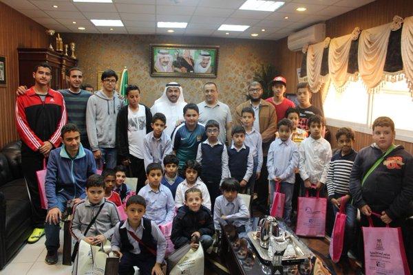مدارس طلائع المستقبل يزورون مسنين #أبها ويقدمون لهم الهدايا.