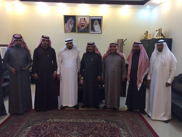 بتوجيهات معالي د.ماجد القصبي، مدير فرع الوزارة بـ #حائل ومسئولي الفرع يقدمون واجب العزاء لأسرة الشهيد بدر الرشيدي.