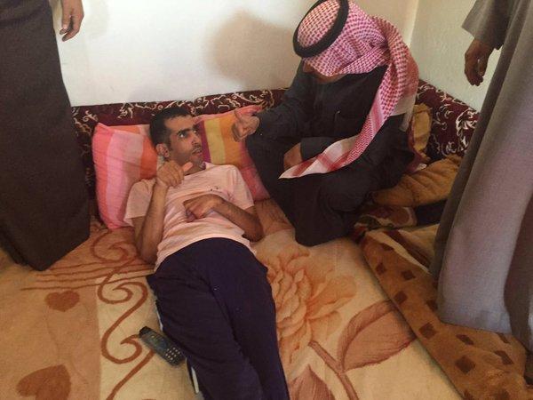 كما وجه معالي الوزير بالوقوف إلى جانب الأسرة وشقيق الشهيد ذوي الإعاقة وتأمين كافة احتياجاتهم