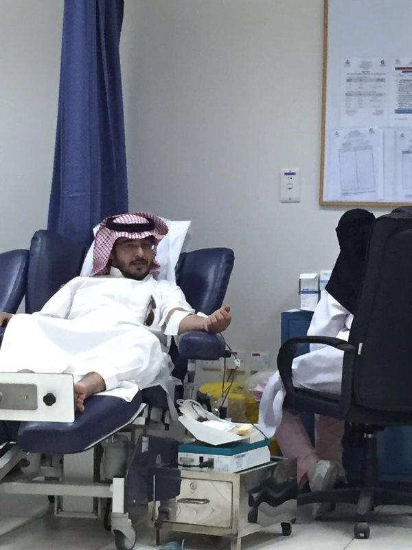 في لفتة إنسانية، منسوبي دار الرعاية الاجتماعية بـ #الرياض في مبادرتهم للتبرع بالدم لأحد الآباء من نزلاء الدار.