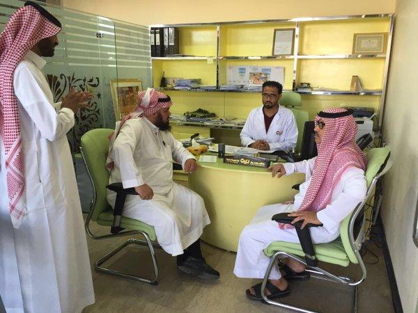 نيابة عن معالي الوزير .. مدير فرع الوزارة بحائل ومدير مركز التأهيل يتابعان الحالة الصحية لإحدى بناتنا داخل المستشفى.