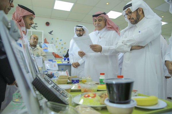 معالي الوزير الدكتور ماجد القصبي خلال زيارته التفقدية لمركز التأهيل الشامل بـ #الدمام.