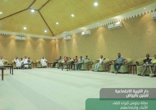 رغبة في تعزيز روح العائلة الواحدة، كانت صالة جلوس مقراً للقاء الأبناء واجتماعهم.