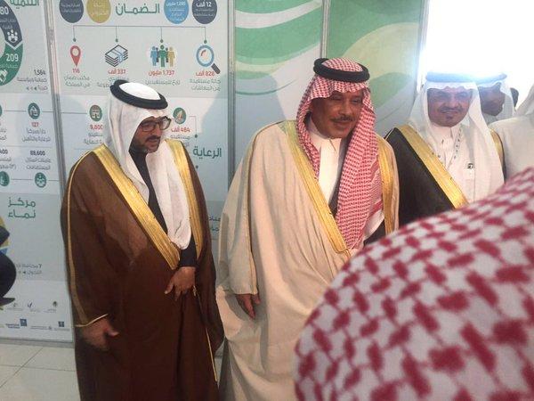 أمير منطقة #الباحة يزور معرض الشؤون الاجتماعية المشارك في التوعية بأضرار المخدرات ( نبراس )
