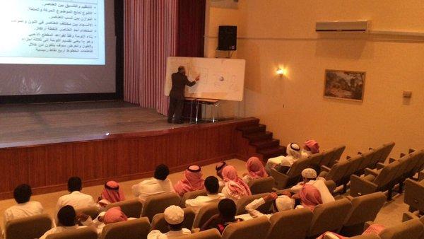 انطلقت اليوم  دورة مبادئ الفن التشكيلي بدار التوجيه الاجتماعي بالطائف بالتعاون مع جامعة الطائف.