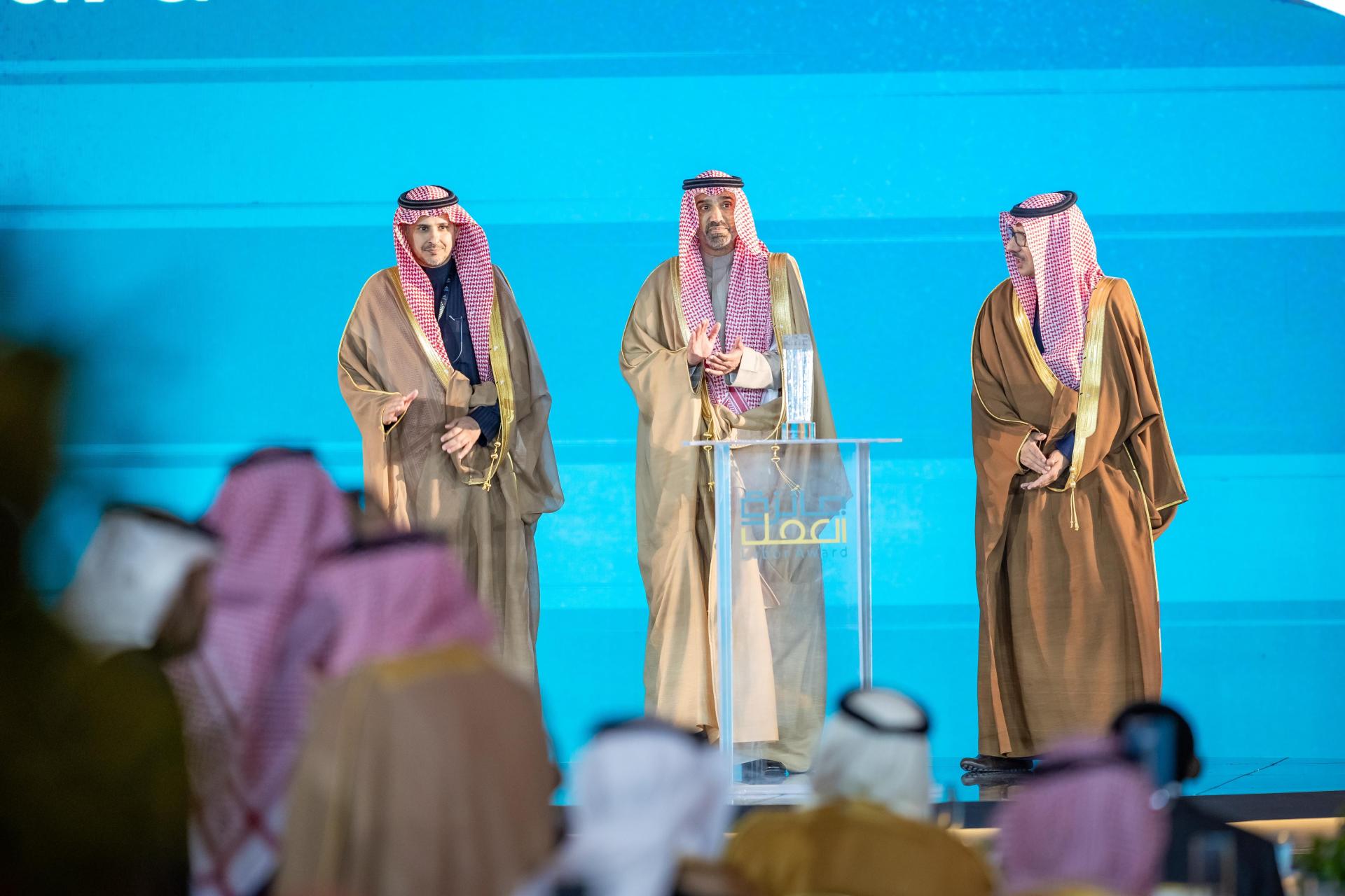 قدّم معالي نائب وزير الموارد البشرية والتنمية الاجتماعية للعمل، الدكتور عبدالله بن ناصر أبوثنين عرضاً تقديمياً عن جائزة العمل