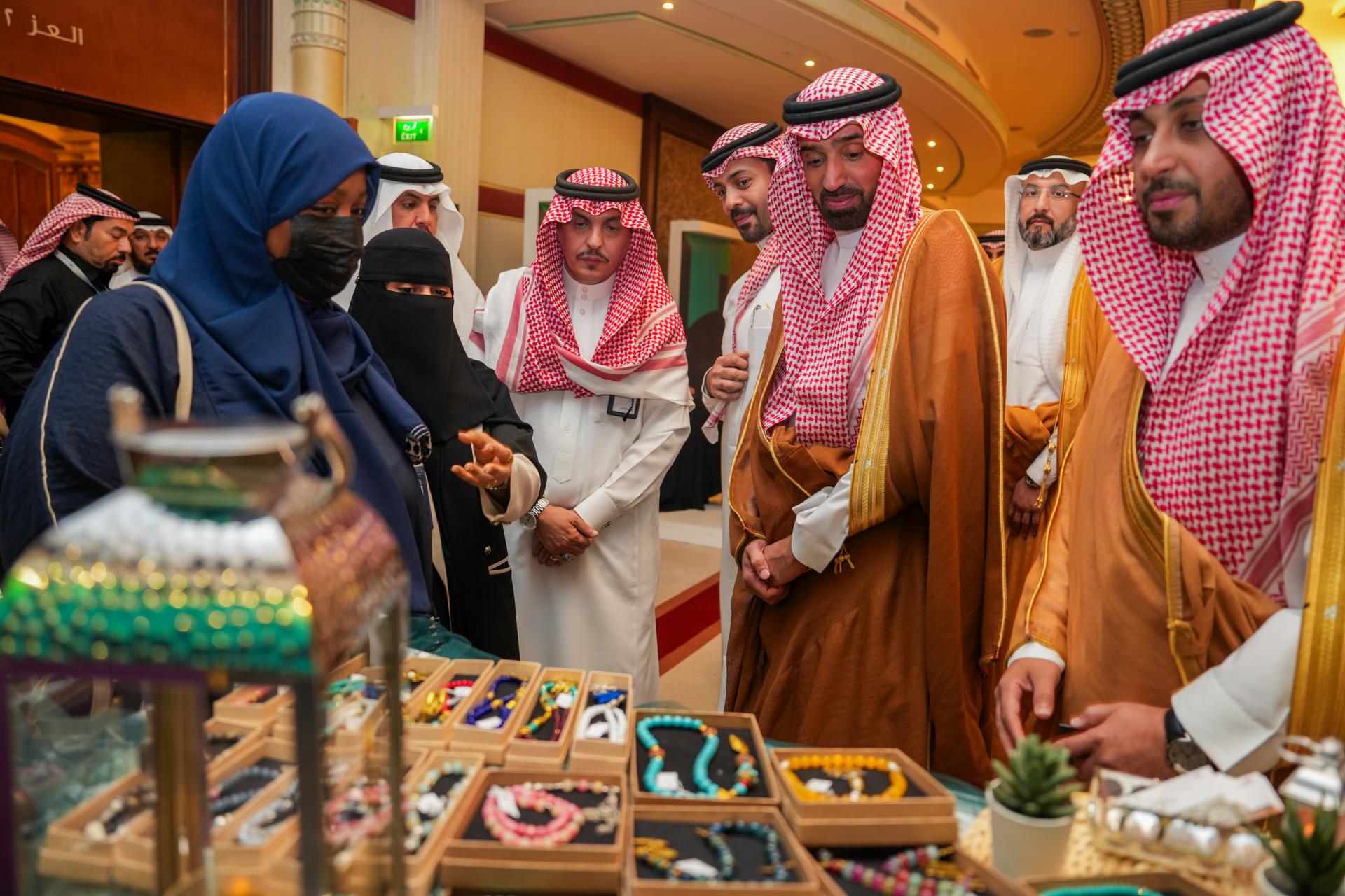 استهل معاليه الزيارة بجولة تفقدية على الأجنحة المخصصة لعرض أعمال الأيتام والمستفيدين