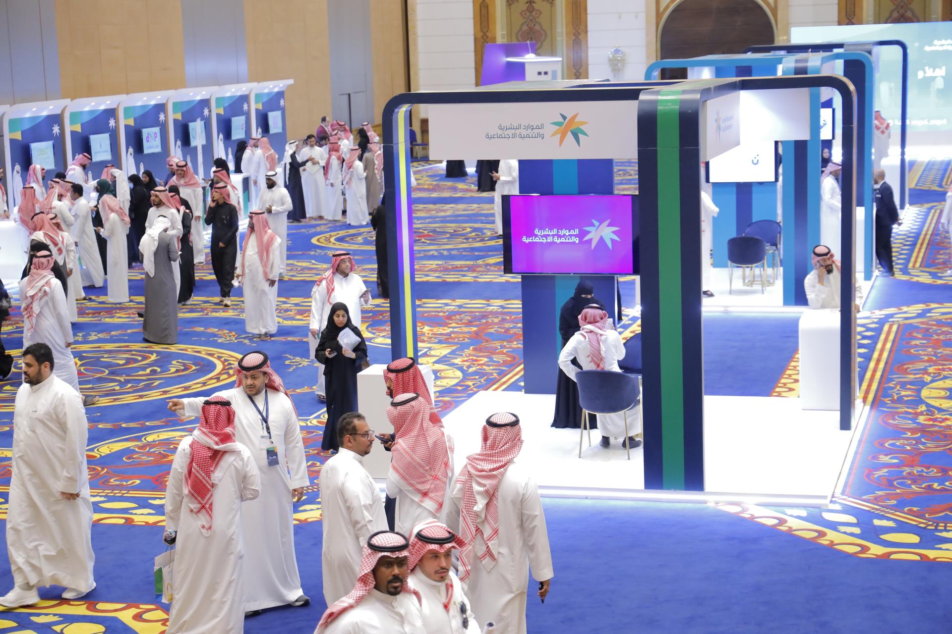 تقديم منحة تعليمية لدعم المستفيدين في تحسين مؤهلاتهم الأكاديمية والمهنية